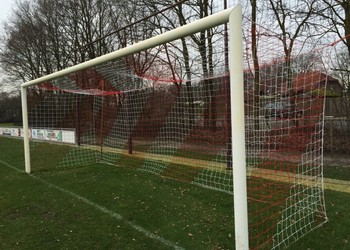 Voetbalnet geknoopt in rood witte clubkleuren