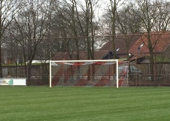 Voetbalnet geknoopt in rood witte clubkleuren