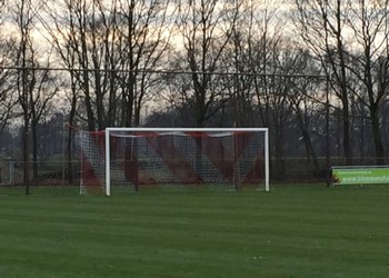 Voetbalnet geknoopt in rood witte clubkleuren