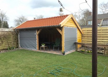 Winddoek lichtgrijs met ovale zeilogen, bevestiging middels pattentbeugels