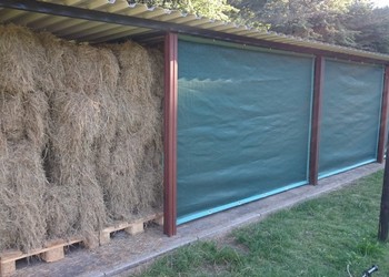 Winddoek / schaduwdoek donkergroen tbv hooi opslag, fam Kruiten