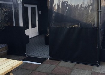 Verandazeil PVC zwart met raamfolie, Fam. Borsboom