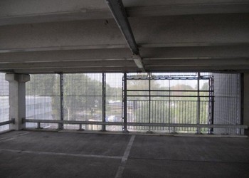 Winddoek lichtgrijs 180 gr/m2, met pe band. Tbv parkeergarage