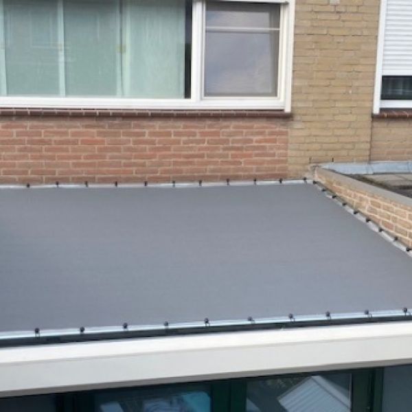 Schaduwdoek met buizenframe op veranda