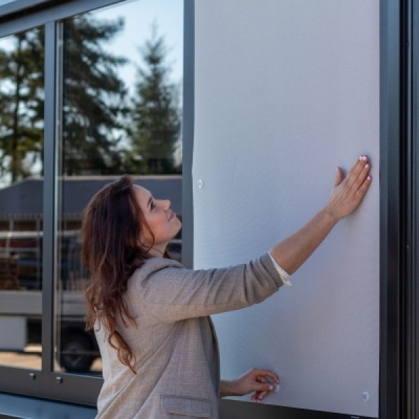 Lichtgrijs screendoek montage 