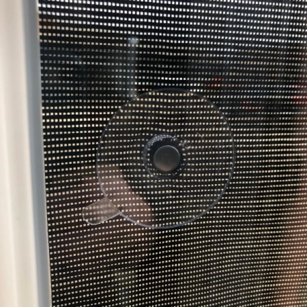 zonweringscreen met zuignap vanuit binnenzijde gezien