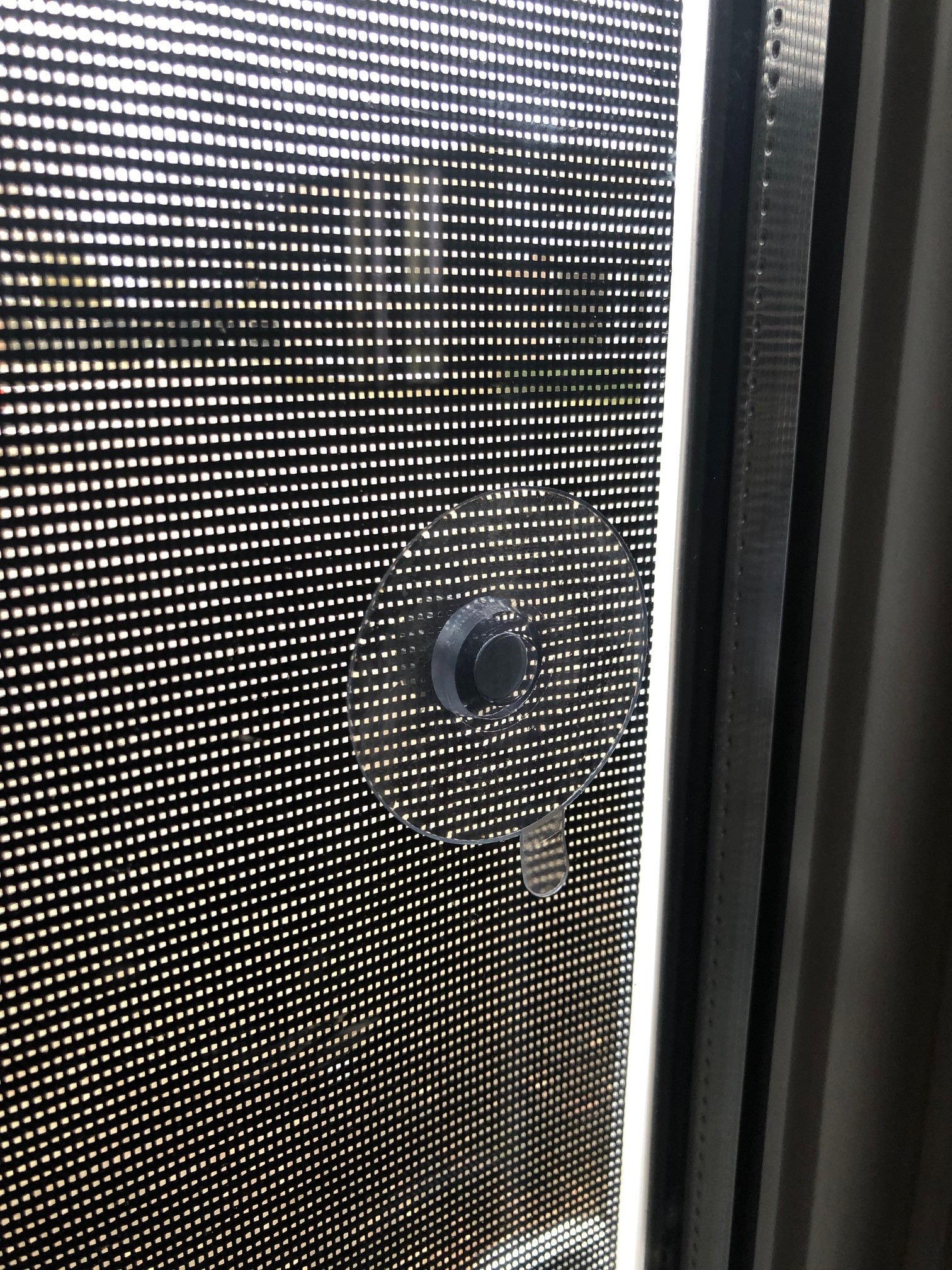 zonweringsdoek plaatsen op raam met zuignap